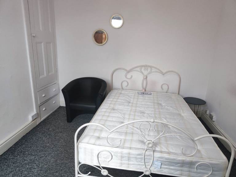 Large Double Room near town and University Campus All bills included (Gas,electric,internet)