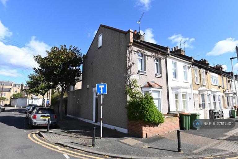 2 bedroom house in White Road, London, E15 (2 bed) (#2761750)