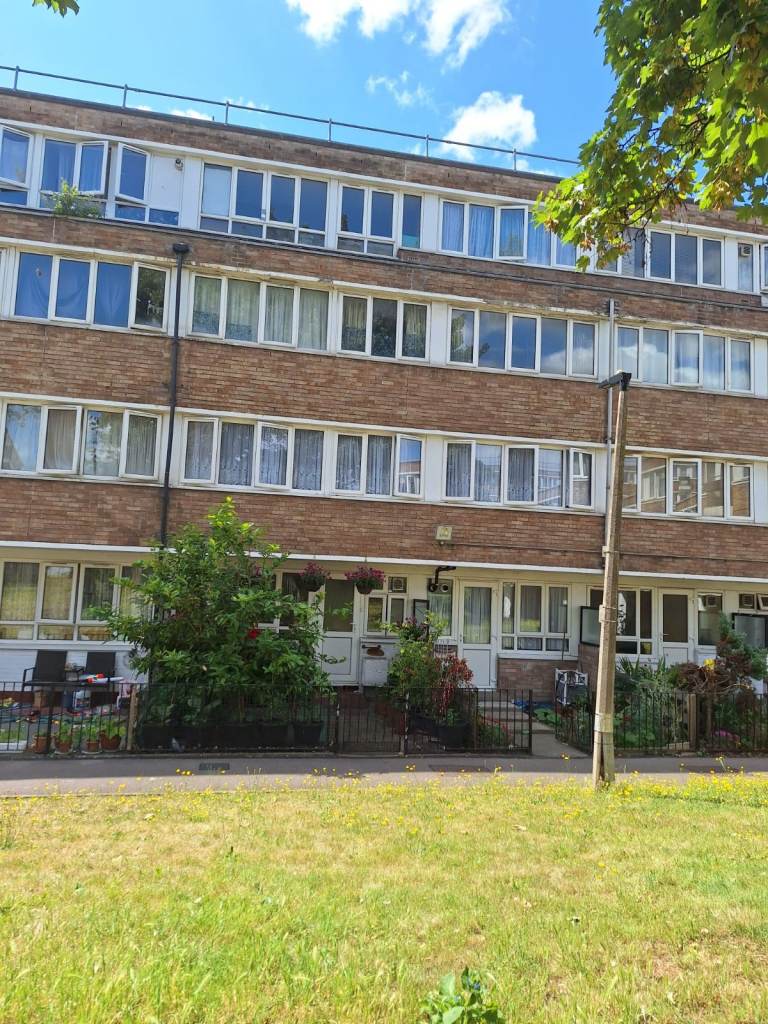  REDUCED!! - Vacant Possession £405,000 (Guide Price) 3 Bed Duplex Maisonette Flat in Stepney E1 0PW