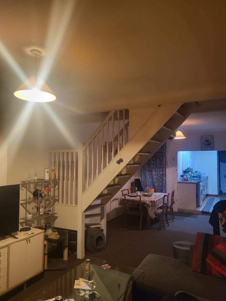 2 bed house available with garden and parking 