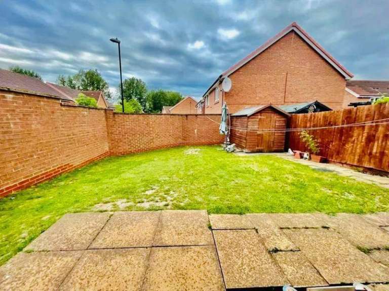3 Bedroom detached house + car park for 2 cars+1-ensuite+2 large double room+living room+WC+Garden