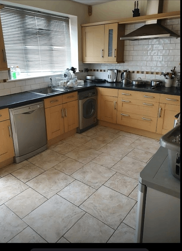 Large Double Bed room for rent in Romford