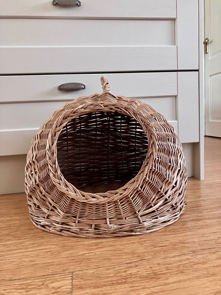 Vintage wicker cat basket / bed