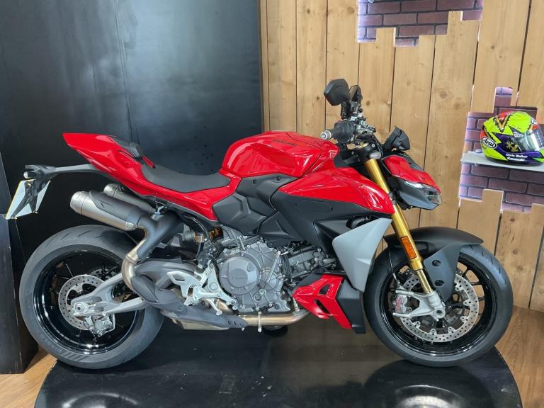 Ducati Streetfighter V2S 2025 less than 400 Miles! Stunning! FREE UK DELIVERY!