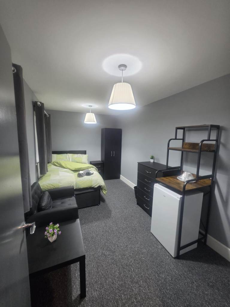 Newly refurbished En-suite double room in house share