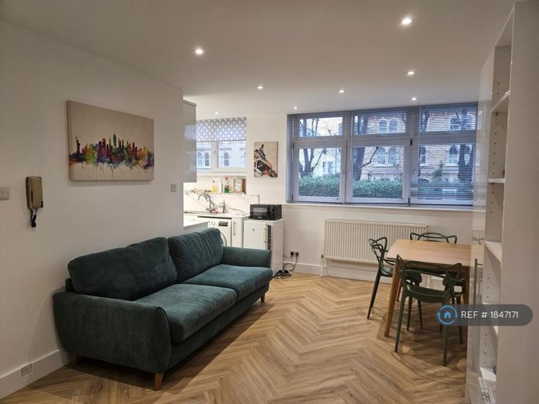 Studio flat in Shelburne Court, London, SW15 (#1847171)