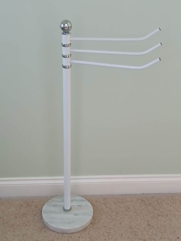 Free standing towel rail