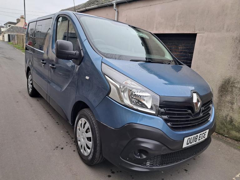 VERY LOW MILES 8 SEATER RENAULT TRAFFIC MINI BUS WITH WHEEL CHAIR ACCESS.