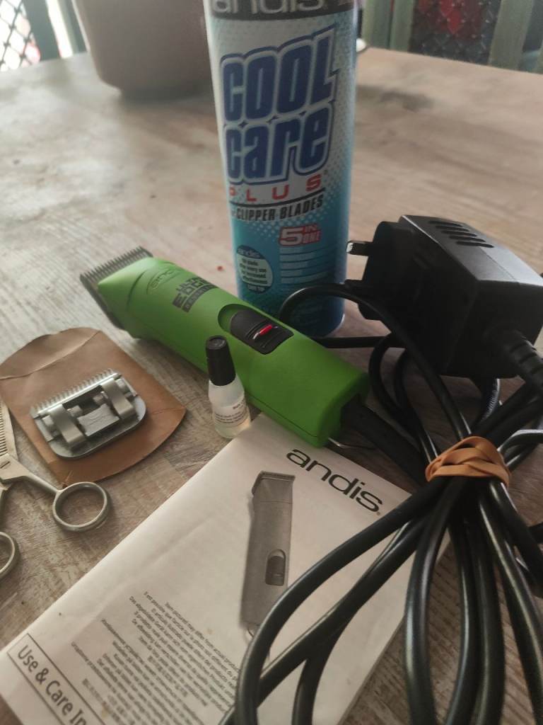 Andis dog clippers with accessories