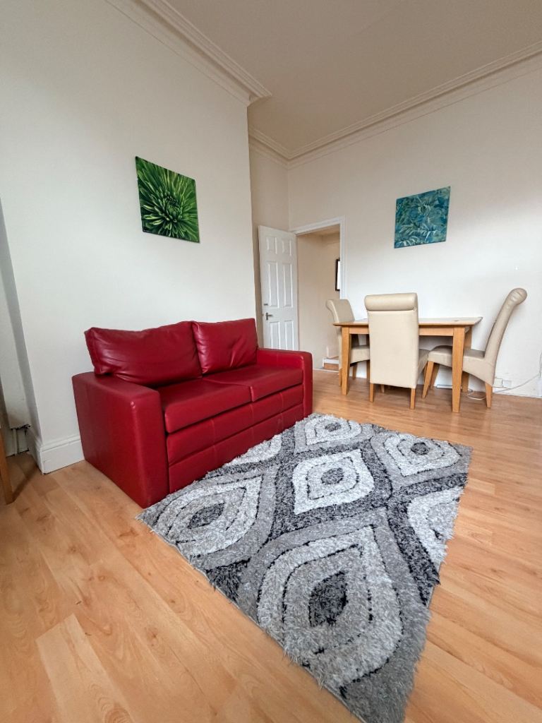 1 bedroom self contained flat close to leeds university and city centre 