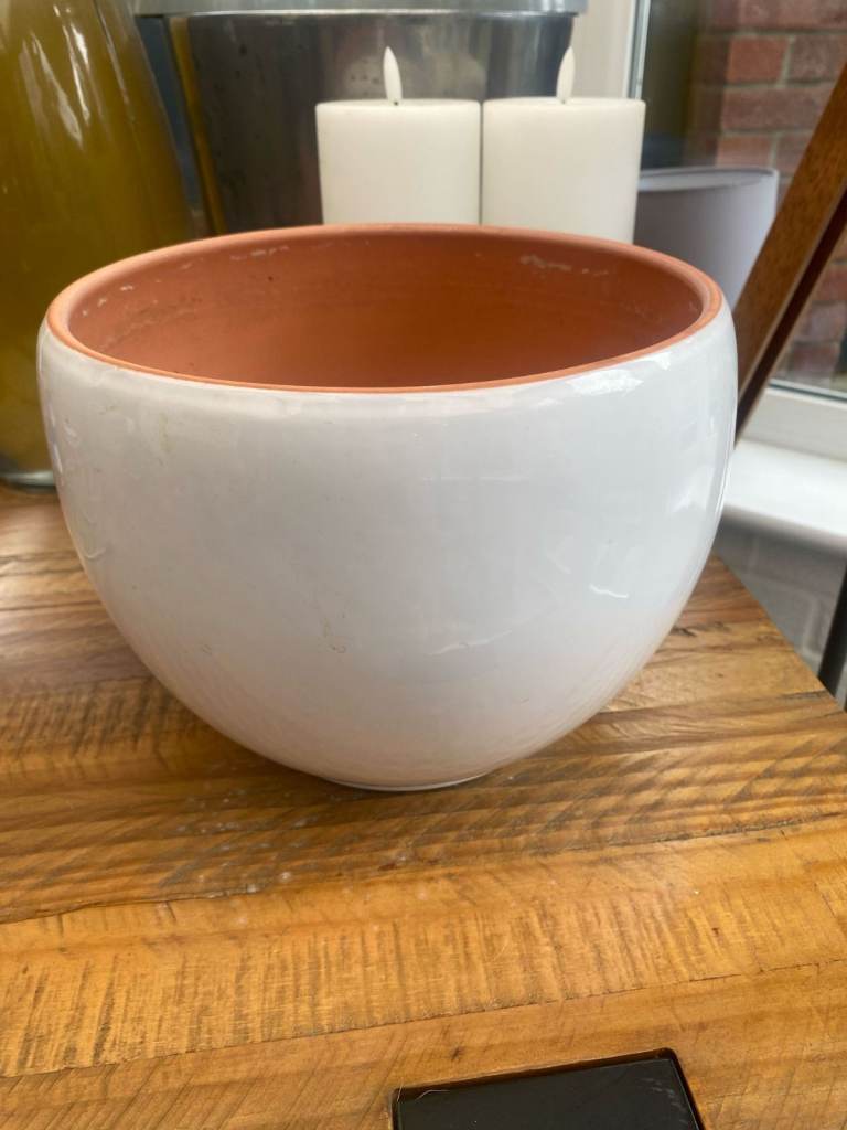 White indoor pot - 24cm Wide - 19cm Tall - Used