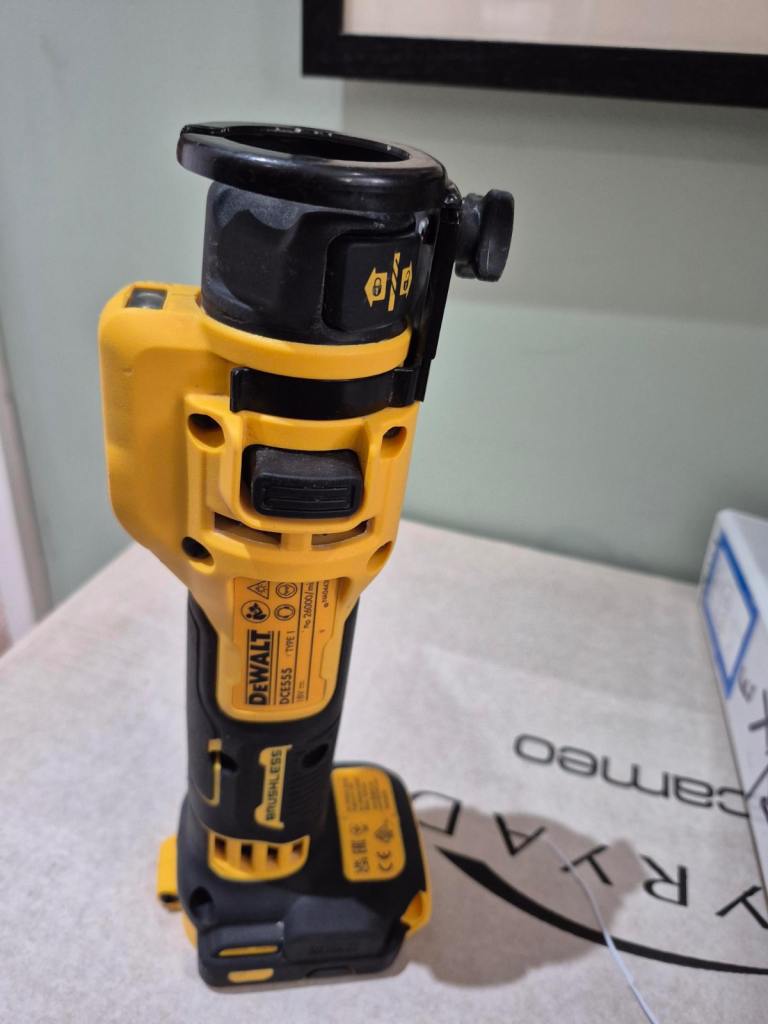 DEWALT Brushless Drywall Cut-Out Tool – bare tool Good Condition
