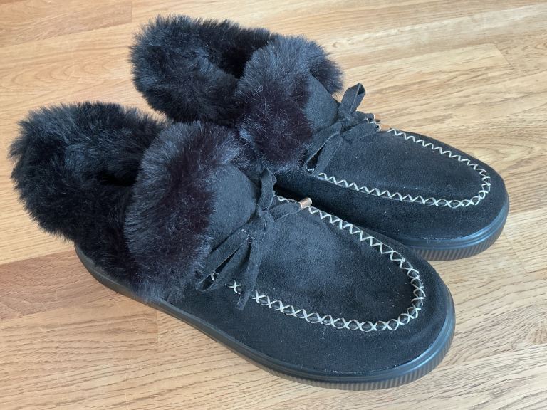 Ladies Black Slippers. Size 4.5.