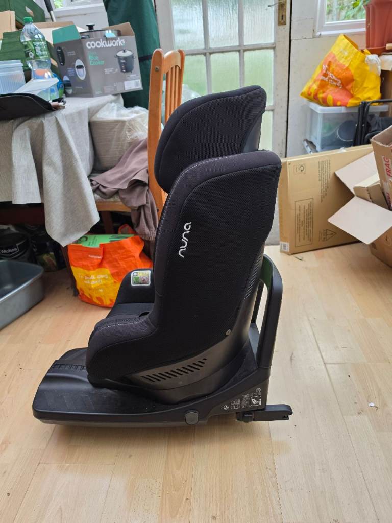 Nuna Black Car Seat and new born insert and seat cover – Good Condition