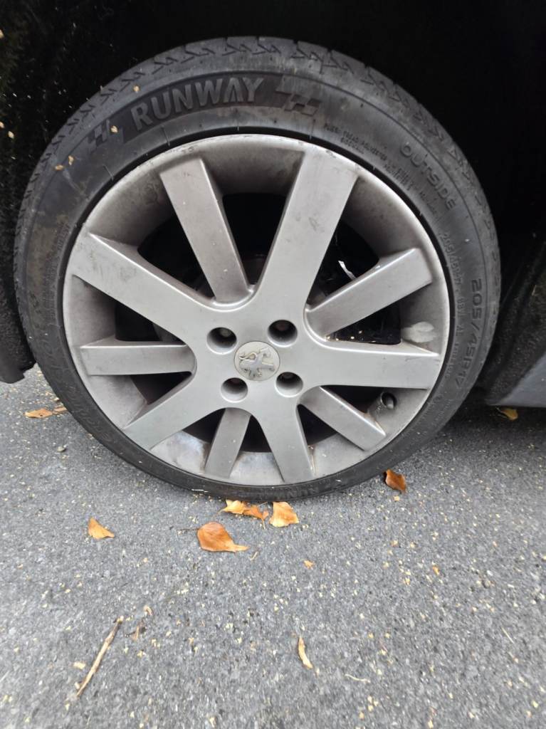 5x Peugeot 207 17" alloys with 5 legal tyres