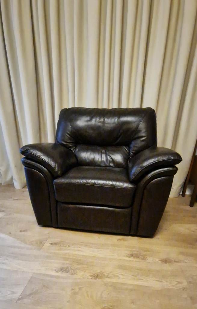 Beautiful Dark Brown Leather Chair. Excellent Condition