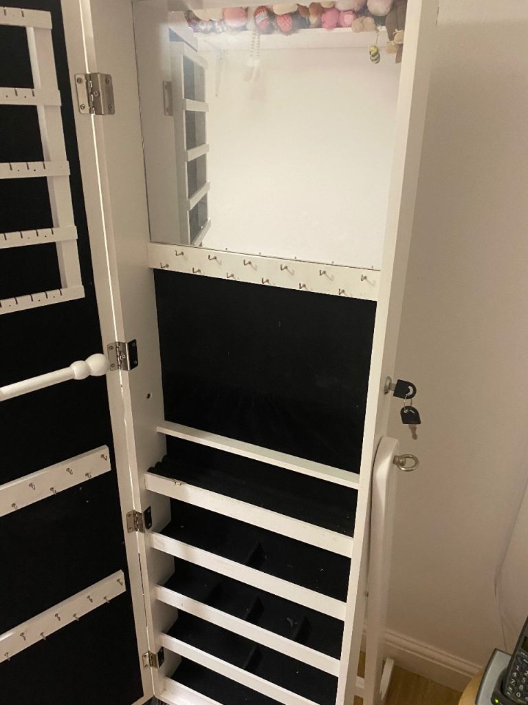 Jewellery and mirror 