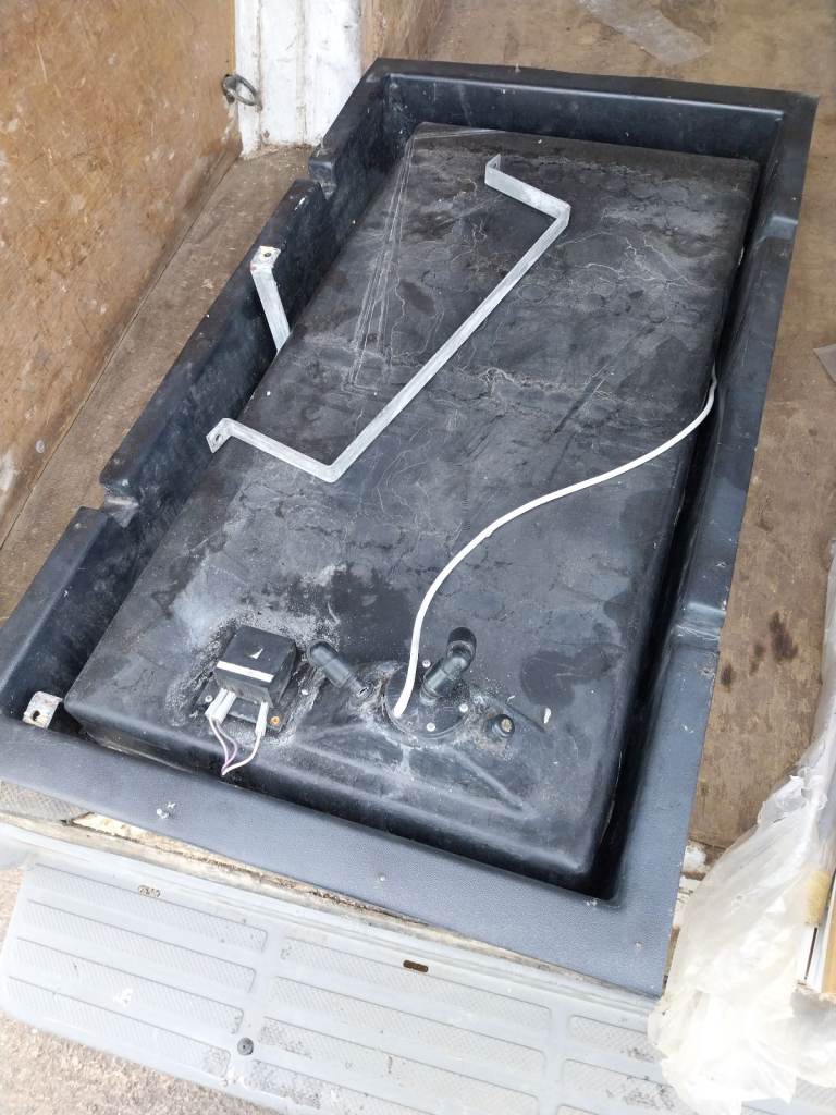 Motorhome underslung water tank