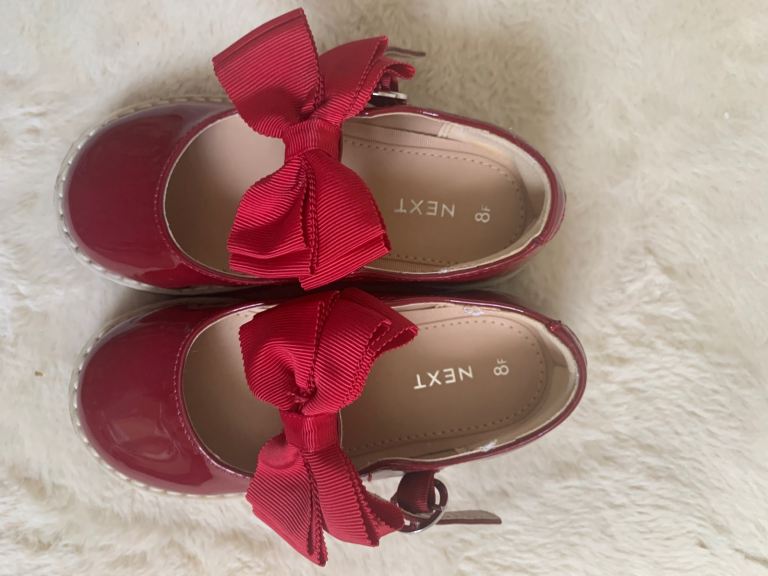 Pretty girls red shoes 