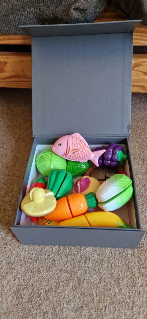 CUTTABLE PLASTIC PLAY FOOD WITH KNIFE. ALL IN AS NEW CONDITION.