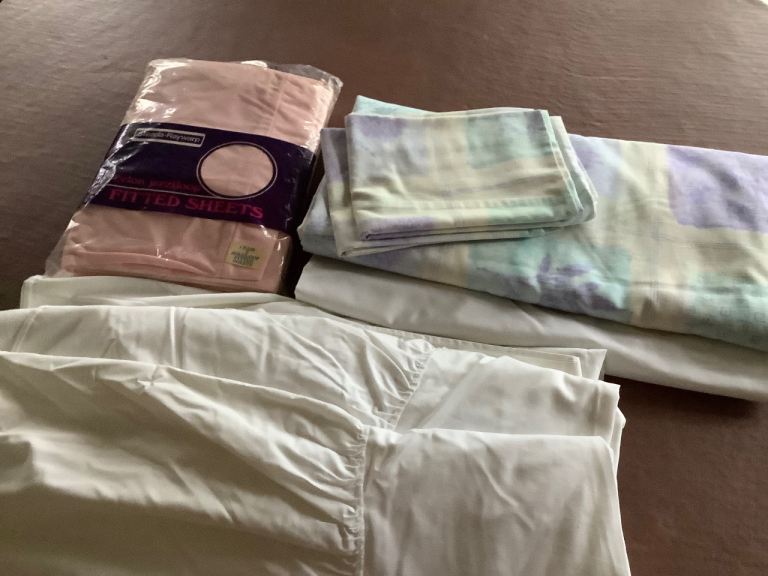 Double Bedding Sheets, Duvet cover, pillowcases, Valance & 2 New Single Fitted Sheets. (7 piece)