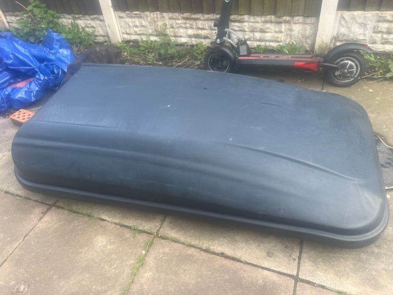 Universal large roof box comes with bars and brackets 