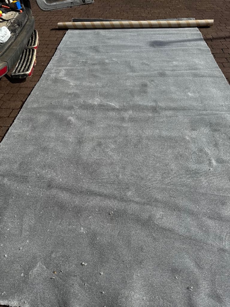 5x2.5 carpet silver thick saxony 