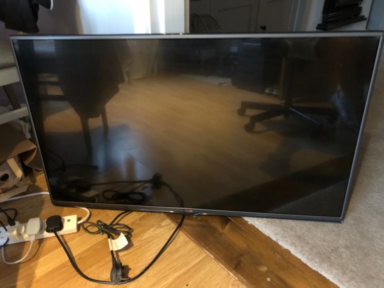 LG Flat Screen TV – Good Condition, Black