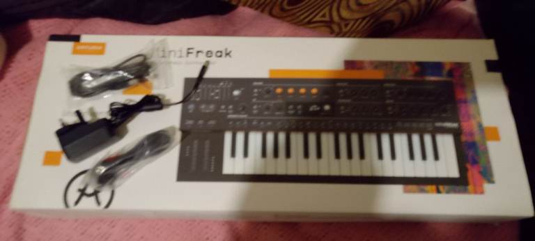 Arturia mini freak 6 voice polyphonic synthesizer 