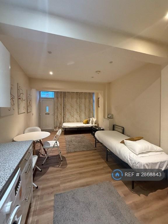 1 bedroom flat in Cavendish Place, Eastbourne, BN21 (1 bed) (#2868843)