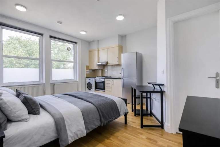 Converted Quality Top Studio Flat Shower OpenDBedRoomKitchenDineSit GardenDrive VeryNearTubeBusShops