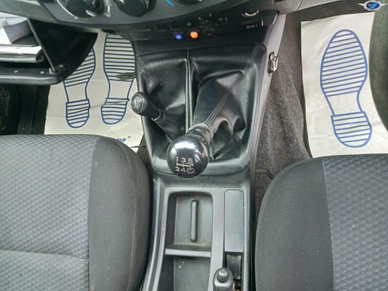 TOYOTA HILUX 2.5 D-4D Active White Manual Diesel 2016