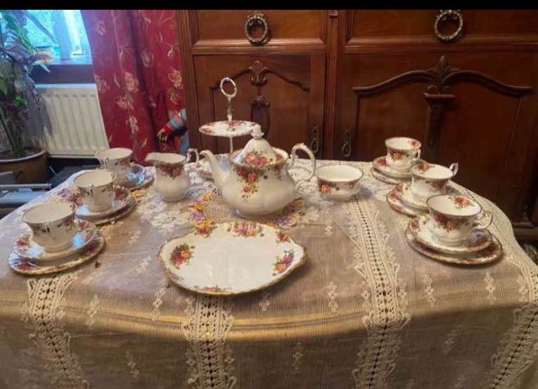 ROYAL ALBERT “OLD COUNTRY ROSE” 23 PIECE TEA SET 