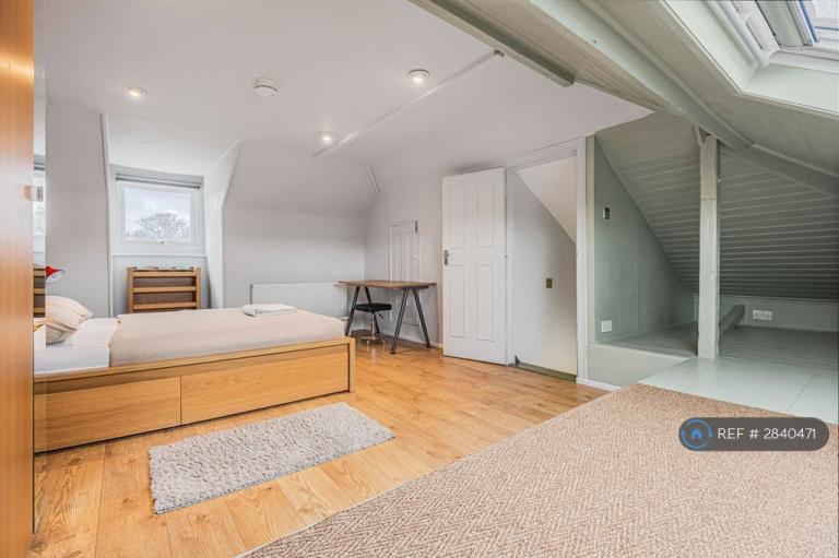 3 bedroom flat in Hayden House, London, W7 (3 bed) (#2840471)