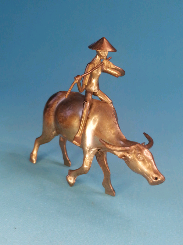 3,3-inch Fine sculpture of a shepherd boy and cow - Brass- 19th.. 