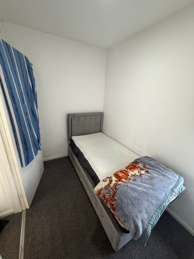 Spacious & Cosy Single room for rent IG7 4NA