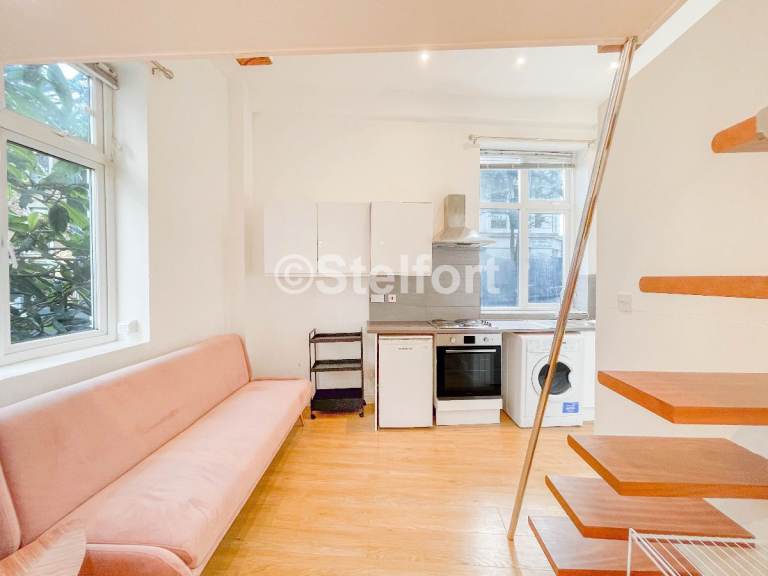 Studio flat in Junction Road, London N19