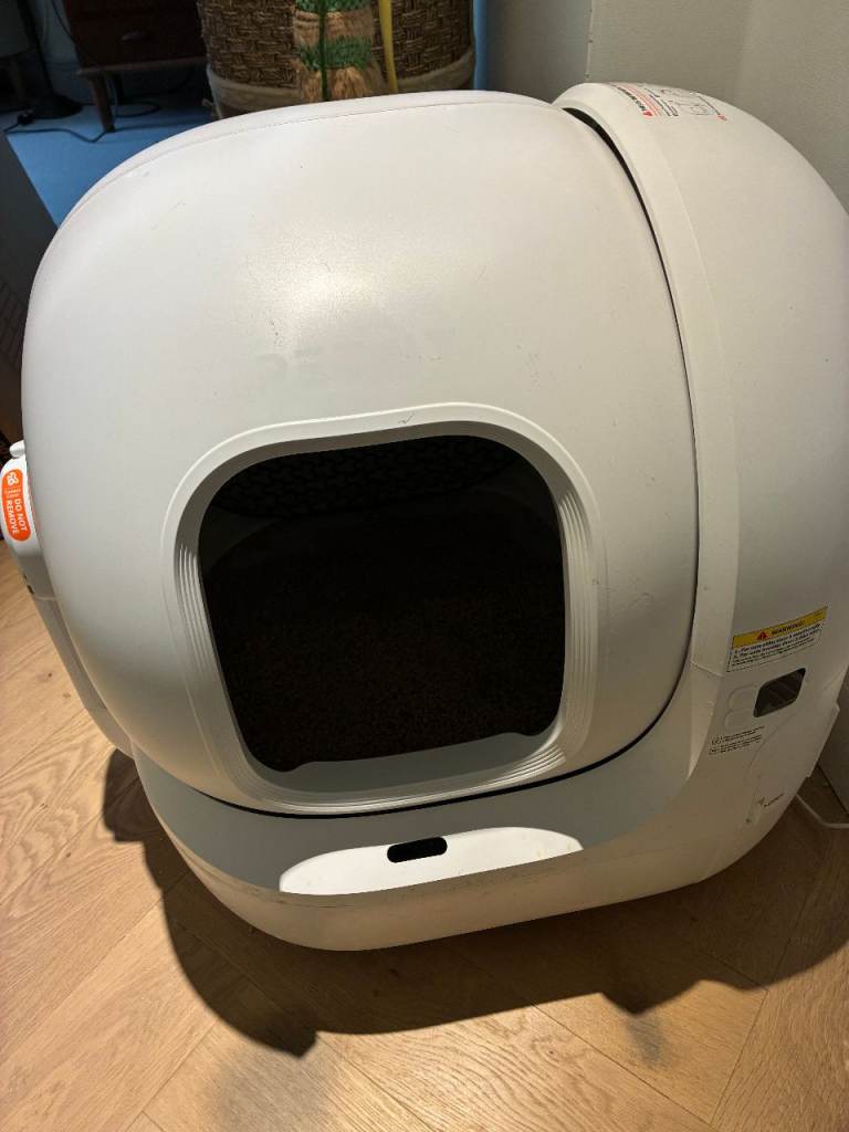 PETKIT AUTOMATIC  SELF CLEANING LITTERBOX AS NEW FOR SALE