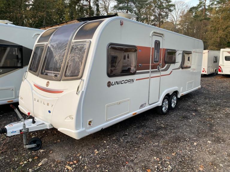 BAILEY UNICORN BARCELONA - 2017 - FIXED BED - 4 BERTH - END WASHROOM - PRISTINE 