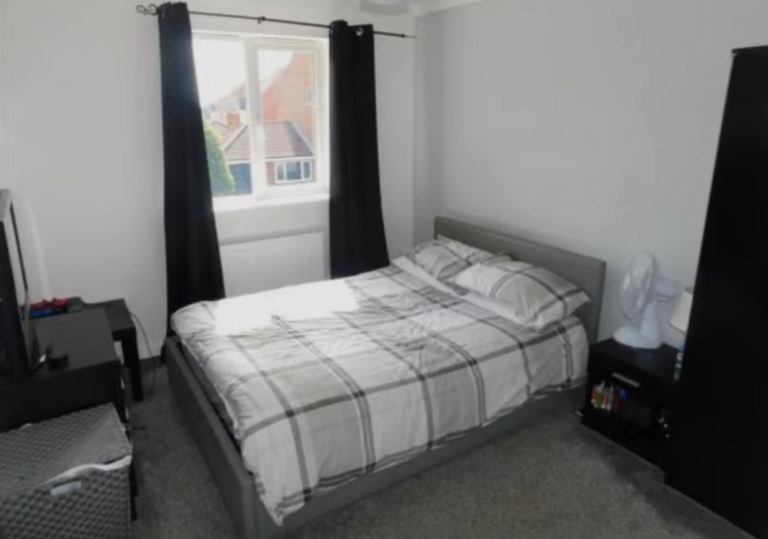 Students/Professionals rooms available for rent in Eltham, London.