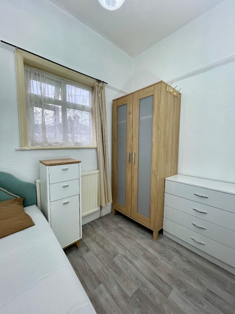 Single room, larger than usual, all bills included 