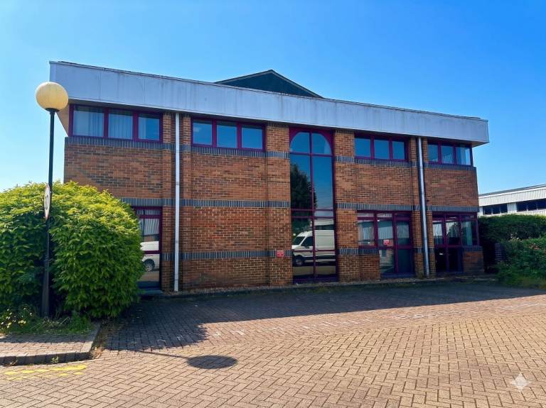 Large Corner Room For Rent Inc Storage Allocated Parking space | 24/7 Access | Metro Centre WD18