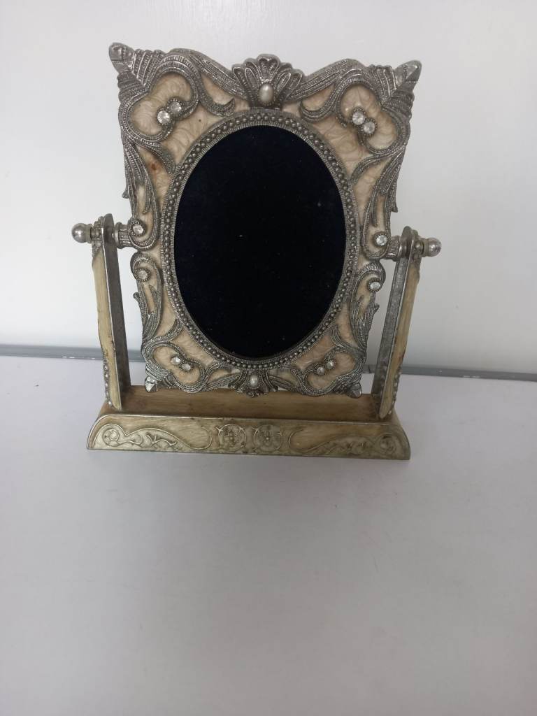 Metal swivel picture frame