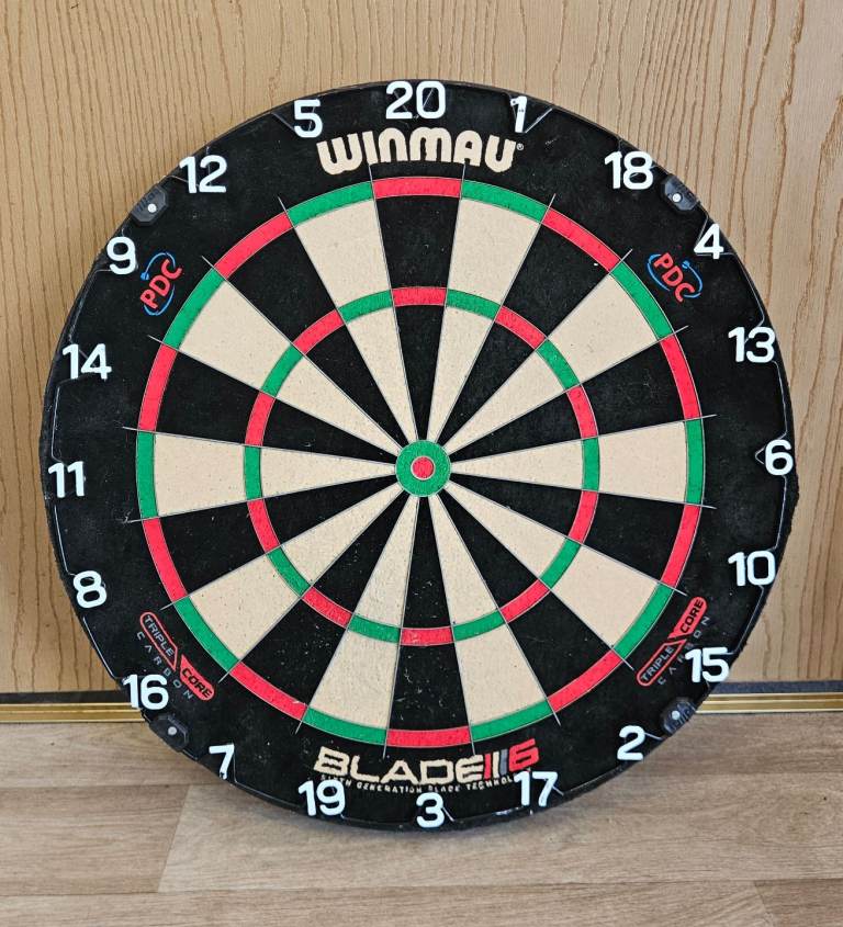 Winmau Blade 6 Triple Core Carbon Professional Dartboard + 3 Number Rings