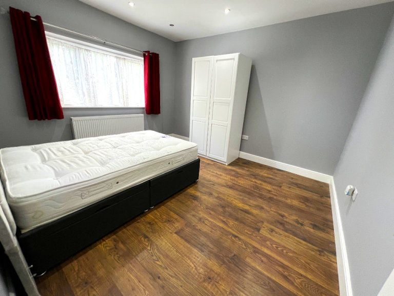 Excellent 6 bedrooms House with converted conservatory of one bedroom flat near Redbridge Station 