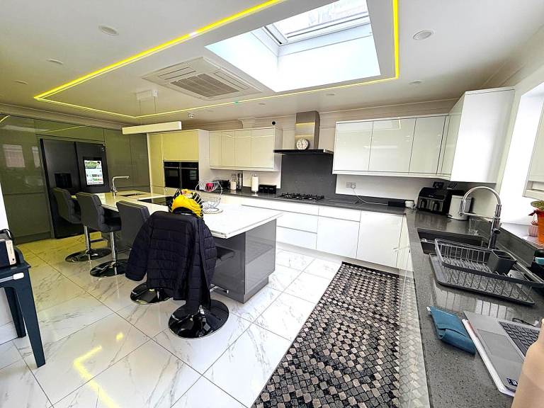 *HMO* Licenced 7 double bedrooms out class detached house with 4 Toilets and Bathrooms in Ilford