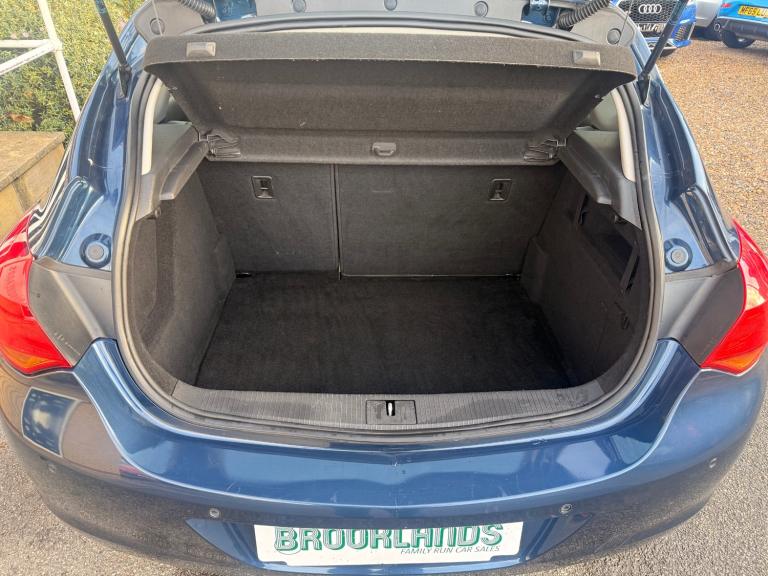 2012 Vauxhall Astra 1.6 Exclusiv Blue 5 Door Low Insurance Group Isofix Aux In