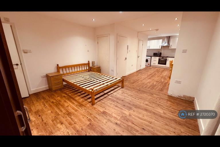 Studio flat in Park Royal Road, London, NW10 (#2720370)
