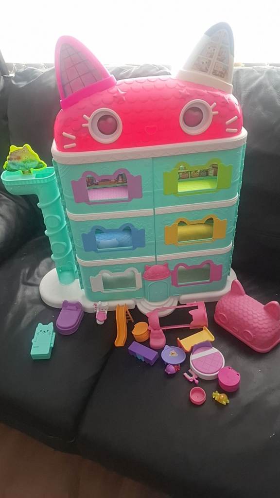 Gabbys doll house with furniture 