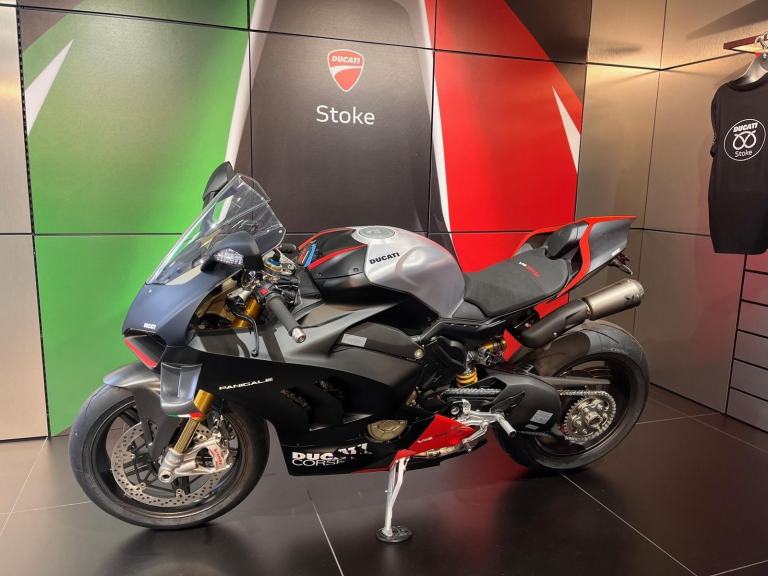 PANIGALE V4 SP 2 2022 BIKE ZERO MILES COVERED FULL AKRAPOVIC EXHAUST FITTED